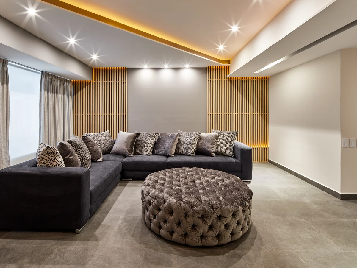 EH501, private project: living room with lit wood paneling and a ceiling with indirect lighting.