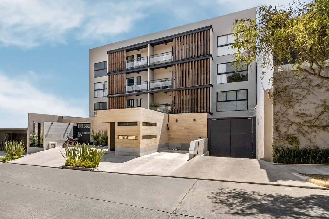 F323, private project: facade with a wooden lattice.